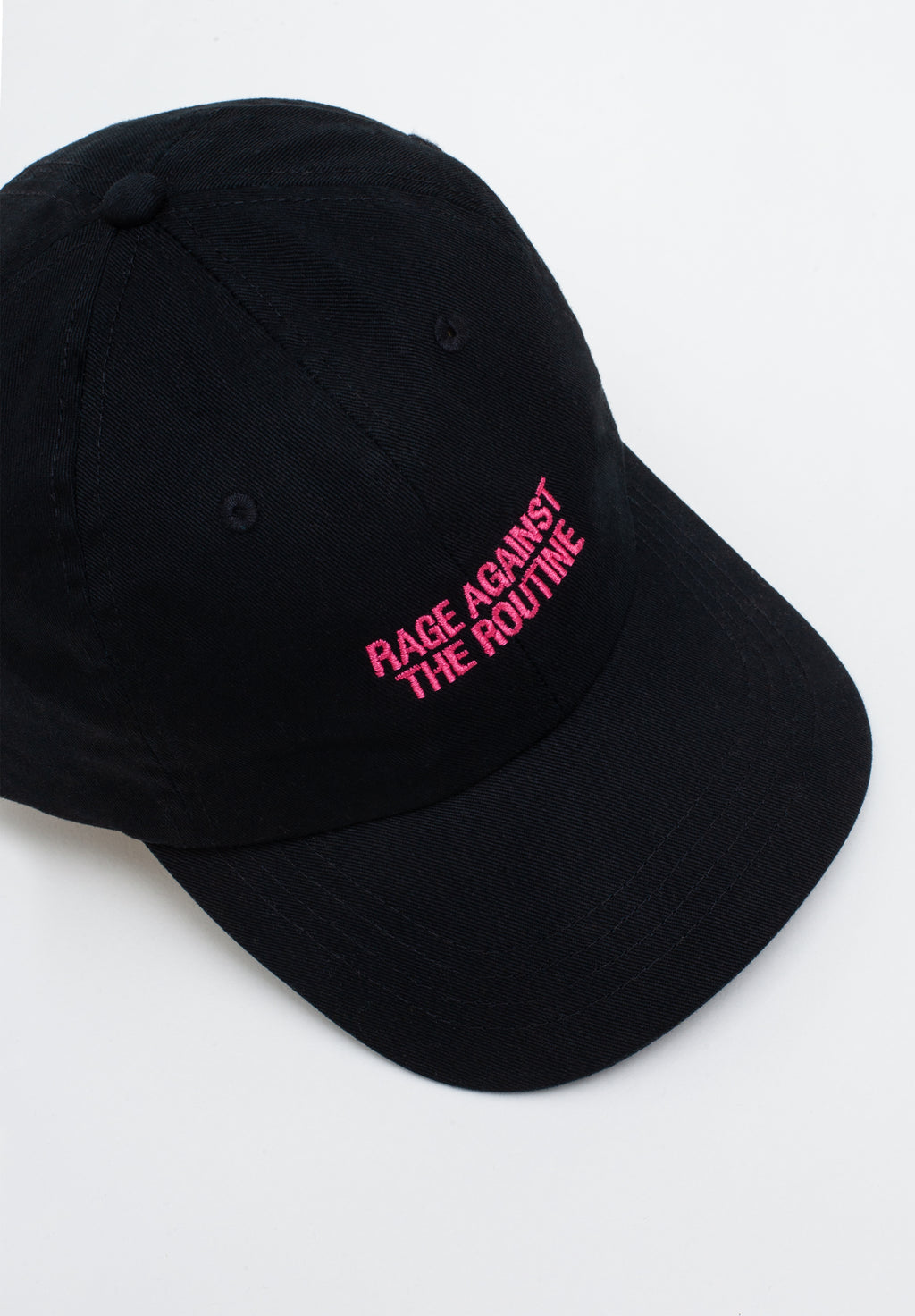 iumi Rage Against The Routine Cap Black – Schrägansicht von oben, Stickerei in Raspberry Pink