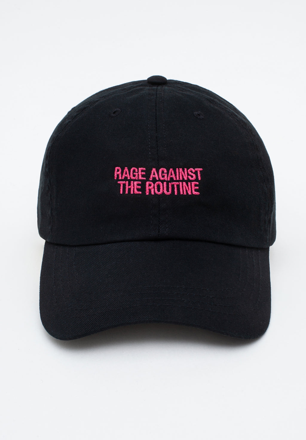 iumi Rage Against The Routine Cap Black – Frontansicht Flatlay, Stickerei in Raspberry Pink