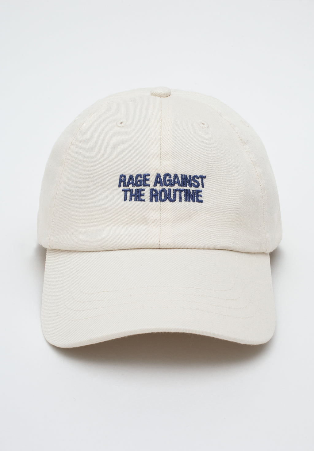 iumi Rage Against The Routine Cap White – Frontansicht Flatlay, Stickerei in Black Beauty