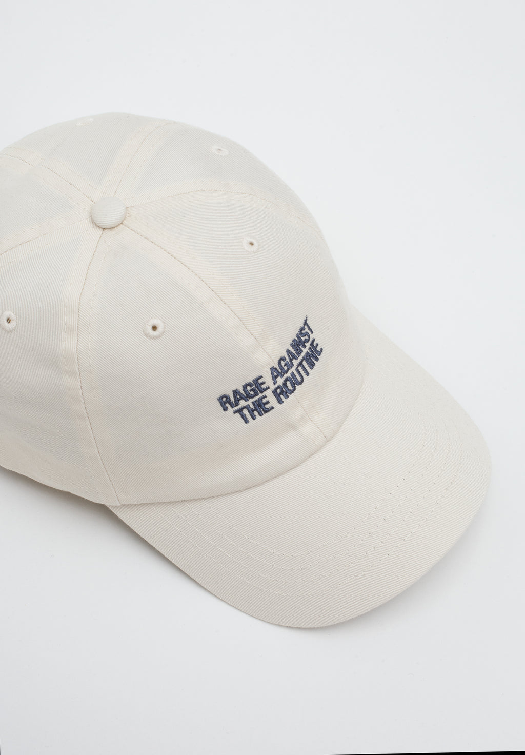 iumi Rage Against The Routine Cap White – Schrägansicht von oben, Stickerei in Grey