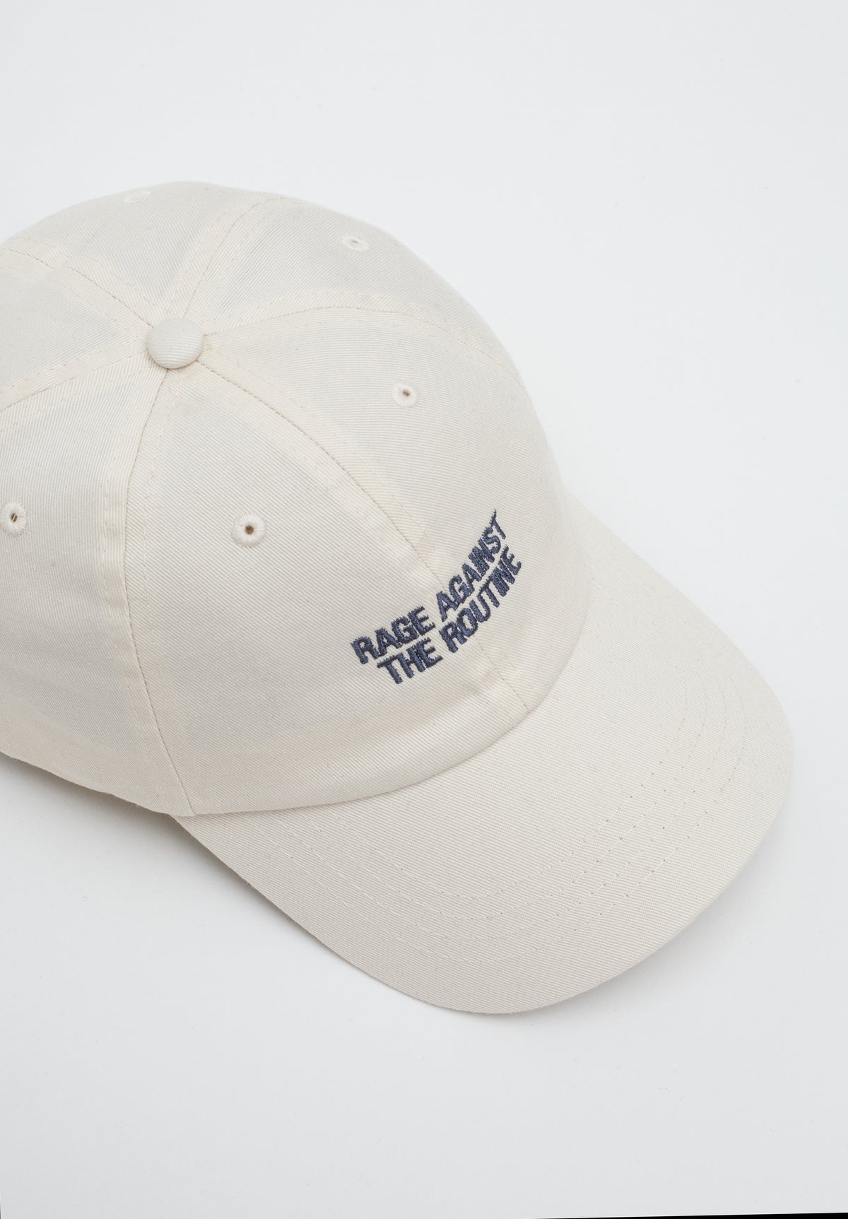 iumi Rage Against The Routine Cap White – Schrägansicht von oben, Stickerei in Grey