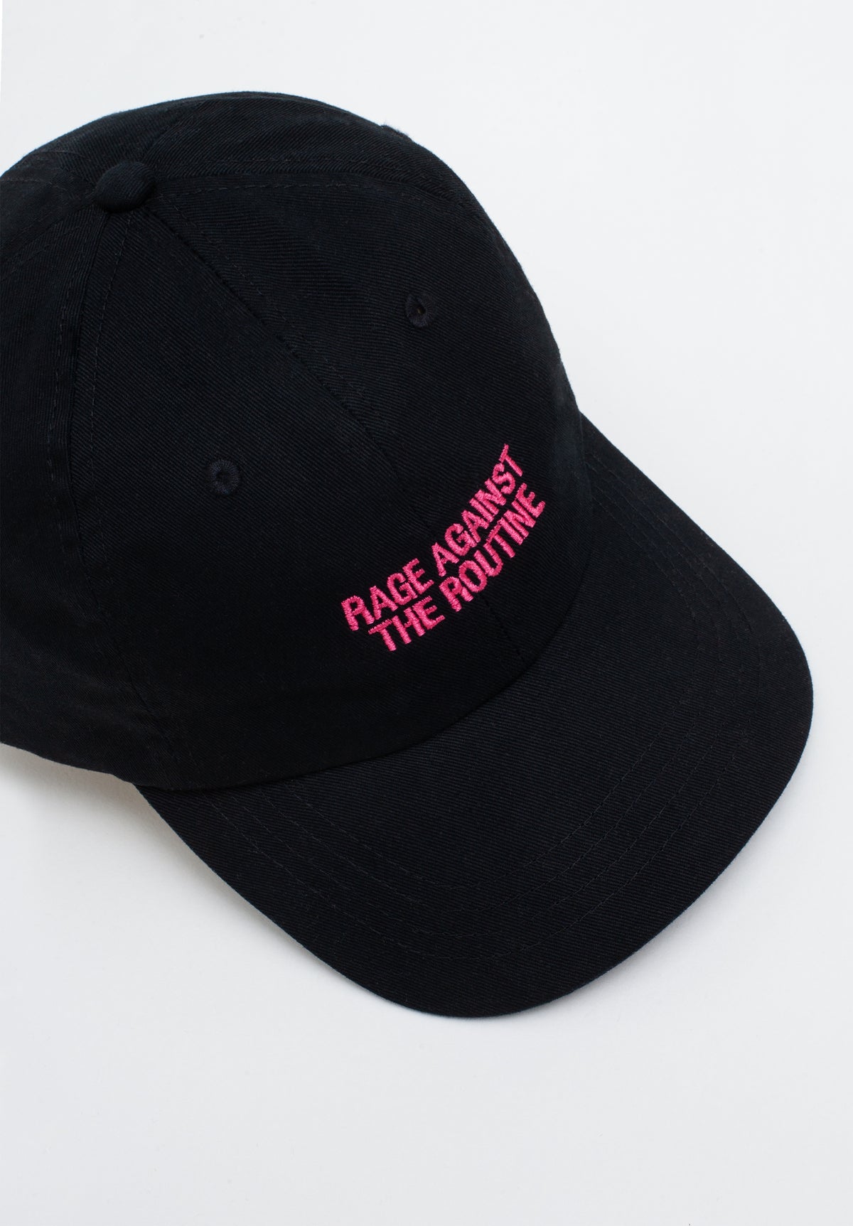 iumi Rage Against The Routine Cap Black – Schrägansicht von oben, Stickerei in Raspberry Pink