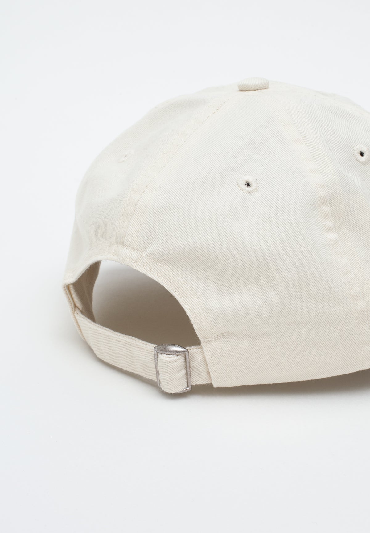 iumi Rage Against The Routine Cap White – Rückenansicht, verstellbarer Metallverschluss, Skipper Blue